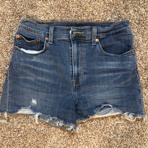 Distressed Levi’s Shorts 👖💗 - Picture 2 of 5